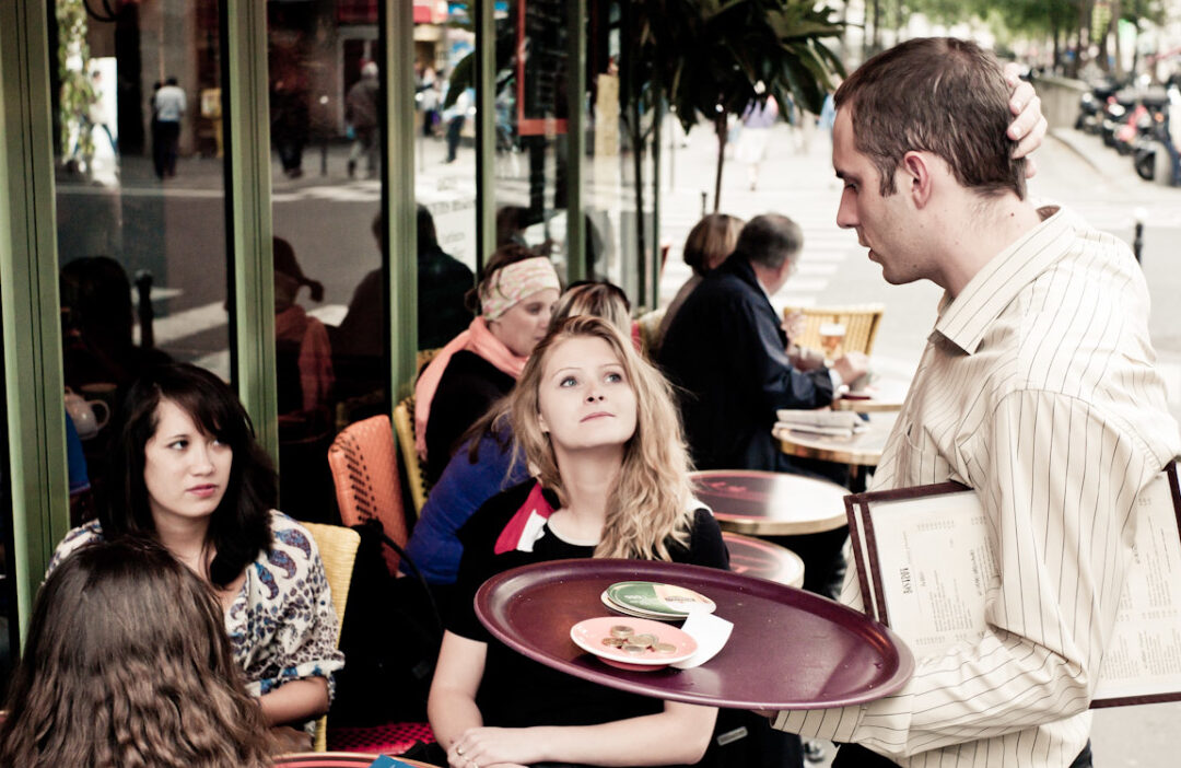 Técnicas de servicio de F&B para camareras y camareros. Técnicas de servicio de F&B para camareras y camareros.
